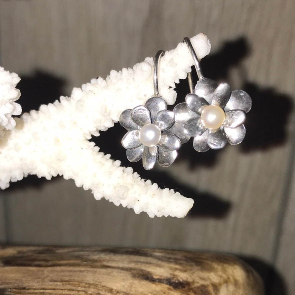 925 Silver and Pearl Flower Earrings
